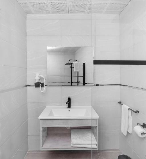 Quarto Estandar Individual, Melanj Airport