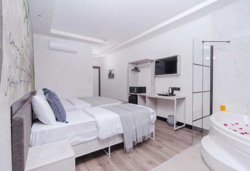 Quarto Estandar Individual, Melanj Airport