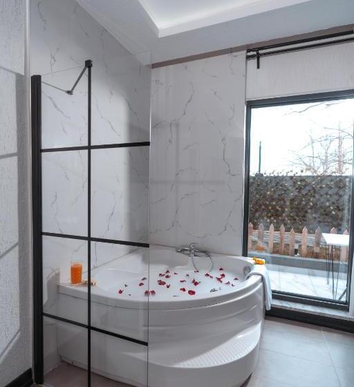 Quarto Estandar Individual, Melanj Airport