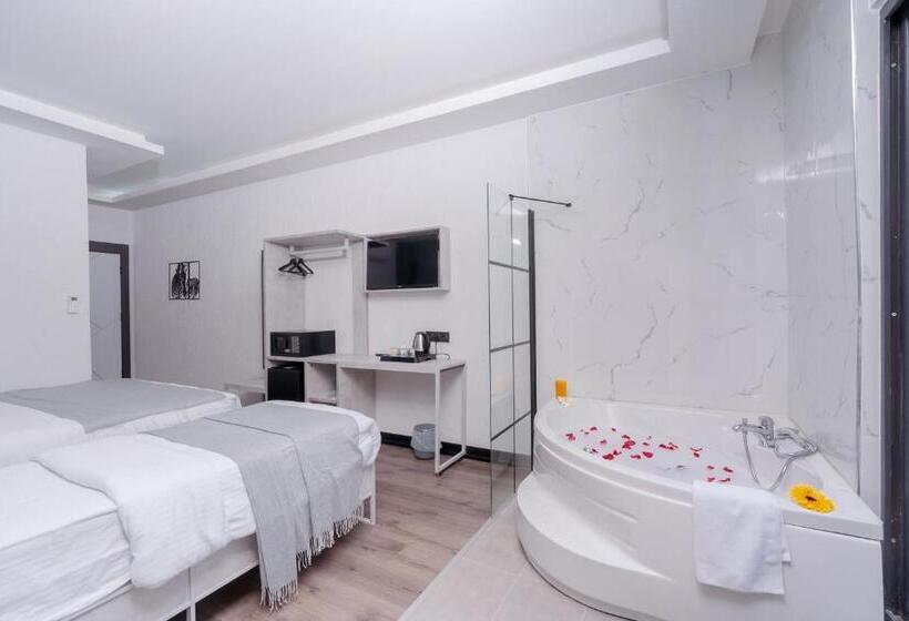 Quarto Triplo Estandar, Melanj Airport