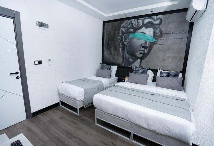 Quarto Triplo Estandar, Melanj Airport