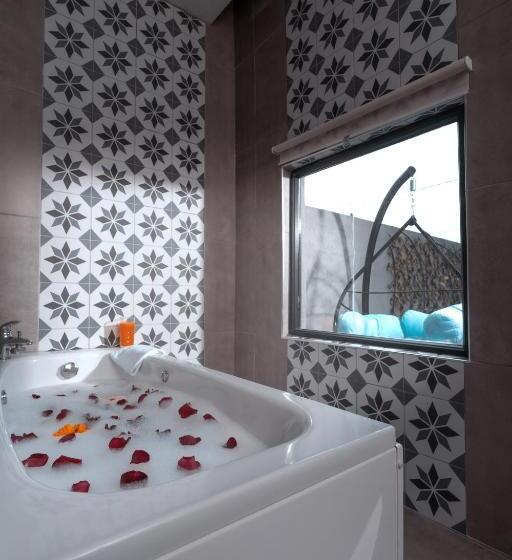 Quarto Triplo Estandar, Melanj Airport