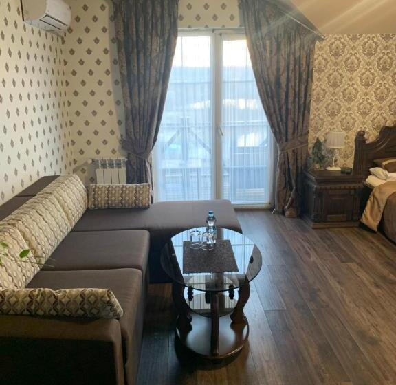 سوئیت با بالکن, едем