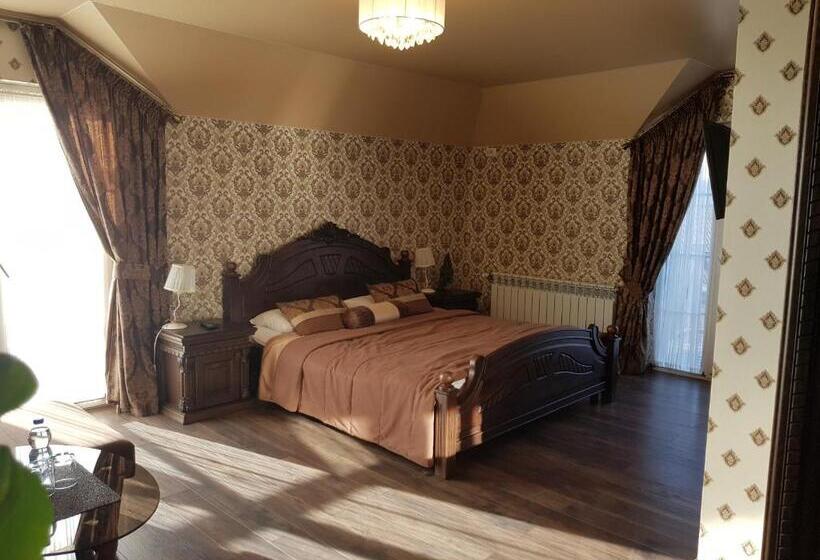 سوئیت با بالکن, едем