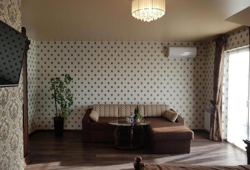 سوئیت با بالکن, едем