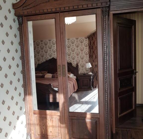 سوئیت با بالکن, едем