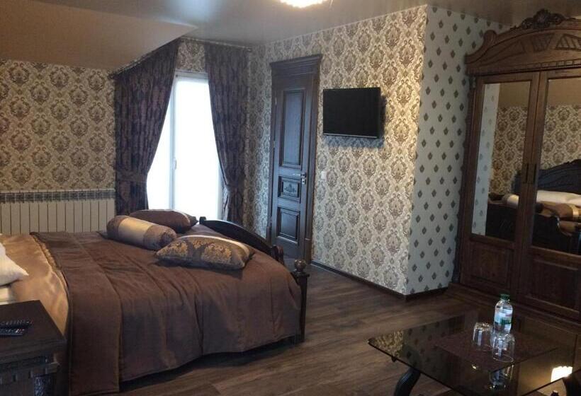 سوئیت با بالکن, едем