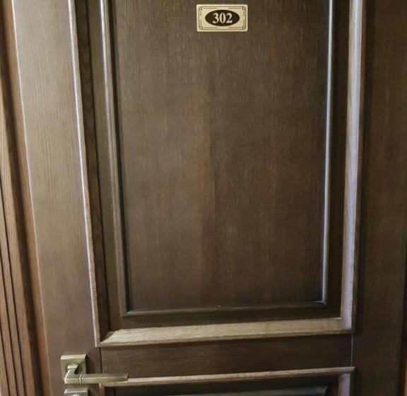 سوئیت با بالکن, едем