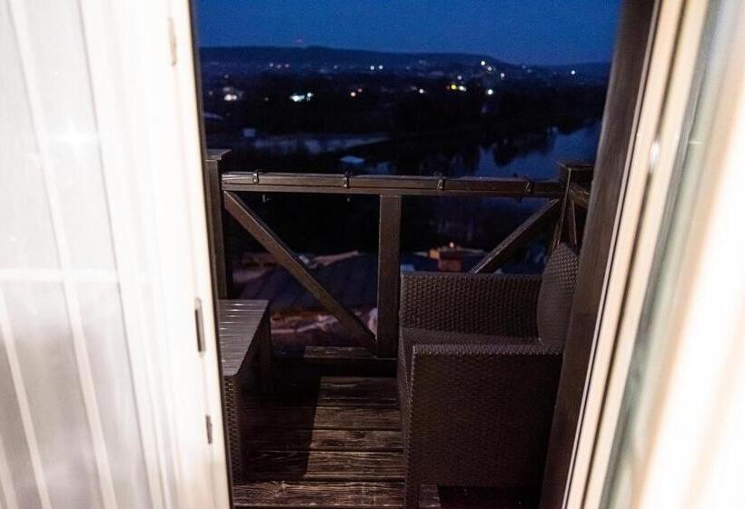 سوئیت با بالکن, едем