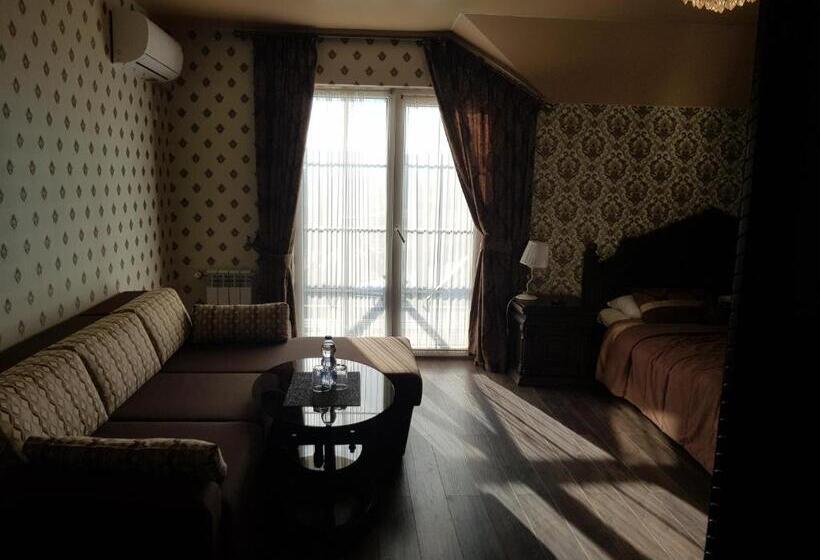 سوئیت با بالکن, едем