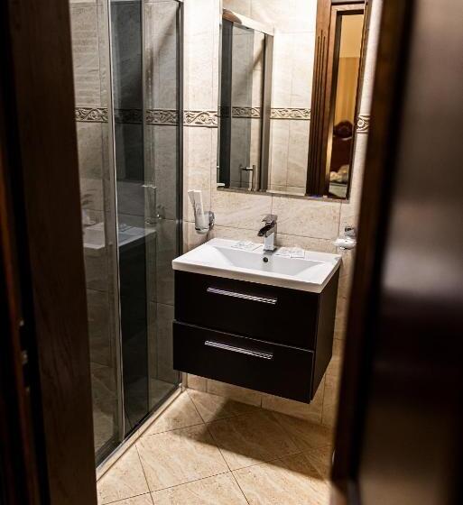 سوئیت با بالکن, едем