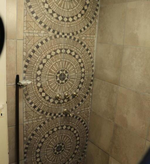 标准三人间, Hostería Altea