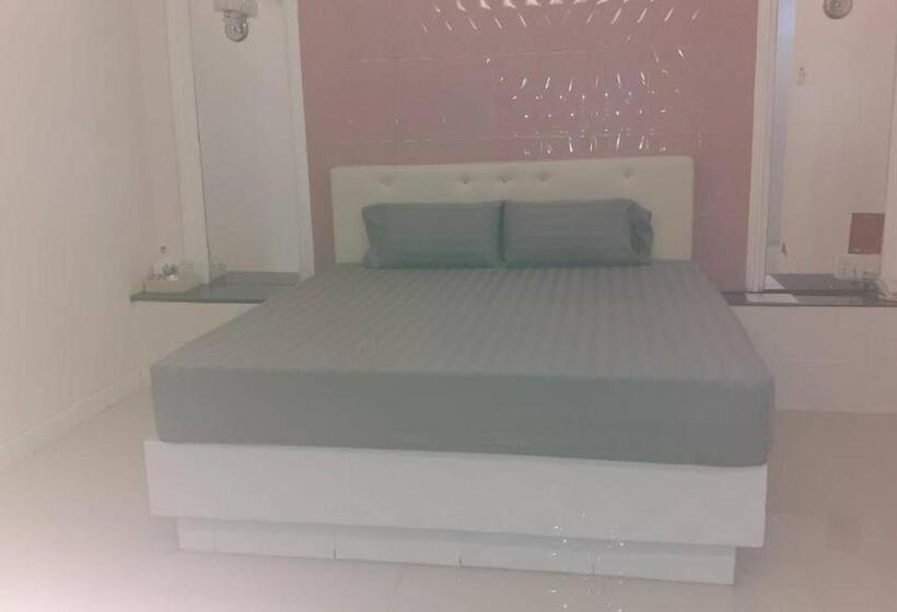 디럭스 스튜디오, Merry Resort Photaram