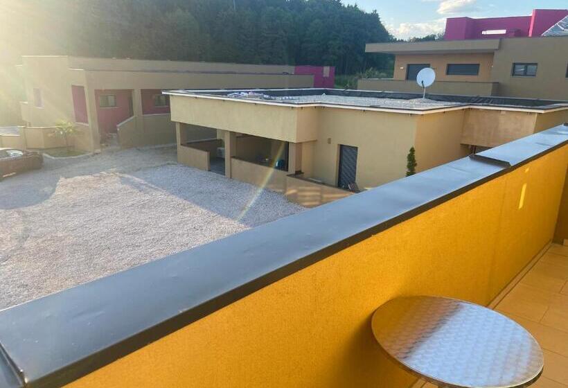 Полулюкс, Restaurant Hesch