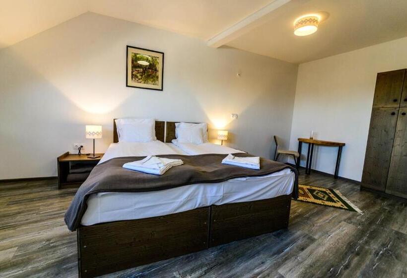 高级大房间, Lina Agropanzió