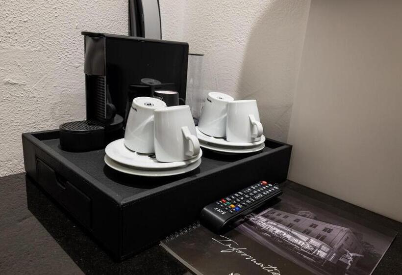 经典四人房间, Atlas