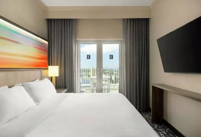 ダブルベッドスタンダードルーム, Embassy Suites By Hilton Tampa Downtown Convention Center