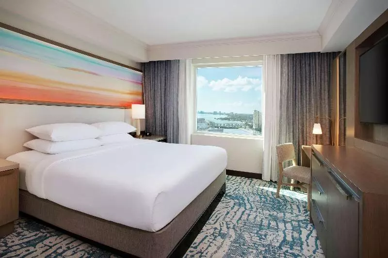 キングサイズベッドのスイートルーム, Embassy Suites By Hilton Tampa Downtown Convention Center