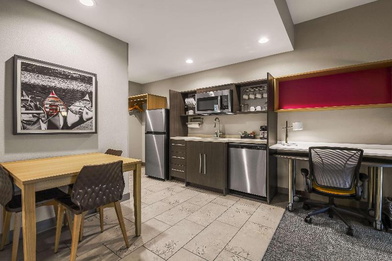适合残疾人士使用的带超级大床的标准间, Hilton Garden Inn Dubuque Downtown