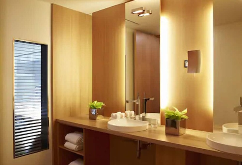 Номер Deluxe, Le Germain Hotel Maple Leaf Square