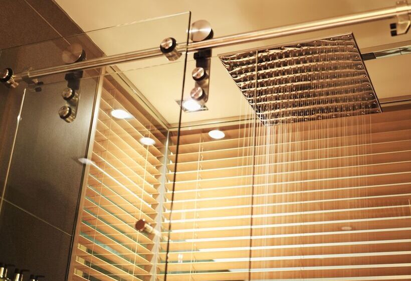 Номер Deluxe, Le Germain Hotel Maple Leaf Square