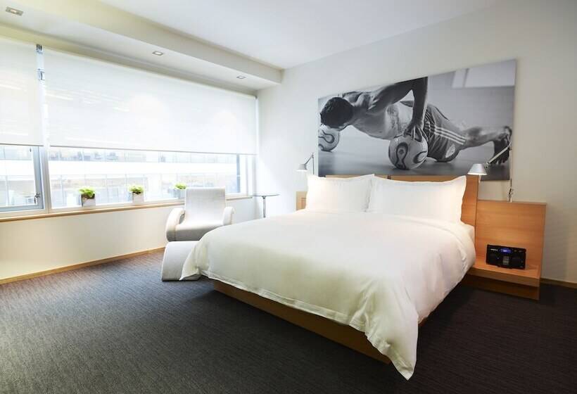 Люкс, Le Germain Hotel Maple Leaf Square