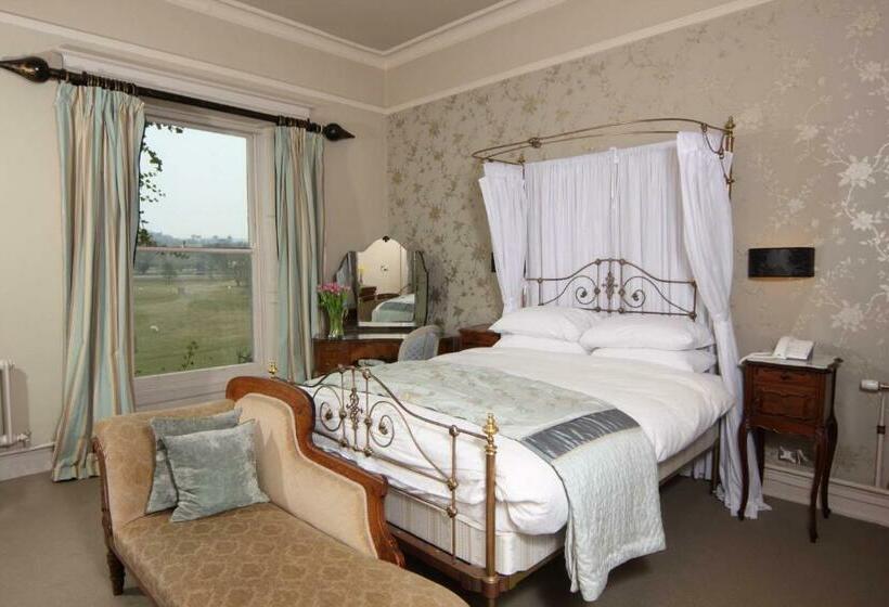 חדר דחוקס עם מיטת קינג, Sweeney Hall