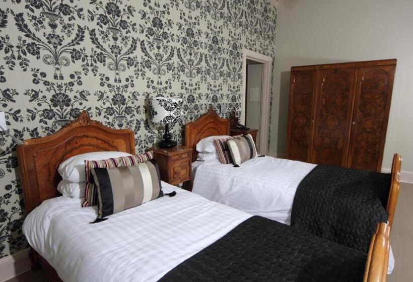 חדר סופריור נוף לגינה, Sweeney Hall