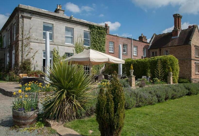 חדר דלוקס נוף לגינה, Sweeney Hall