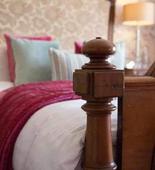 סוויטה משפחתית, Sweeney Hall