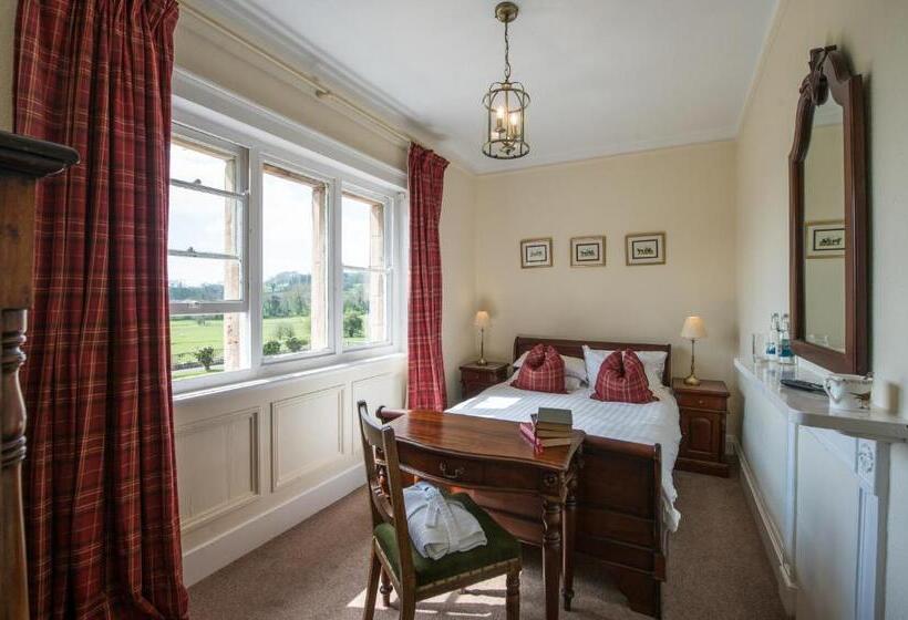 סוויטה משפחתית, Sweeney Hall