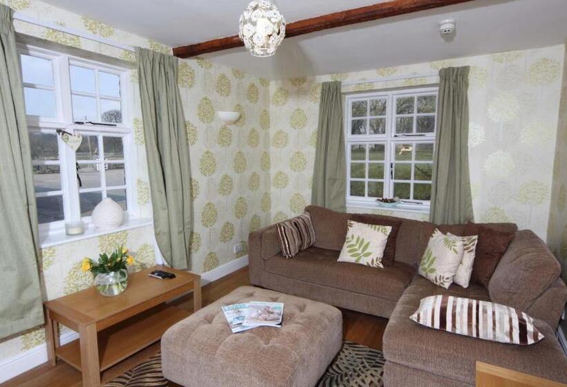 דירת חדר עם טרסה, Sweeney Hall