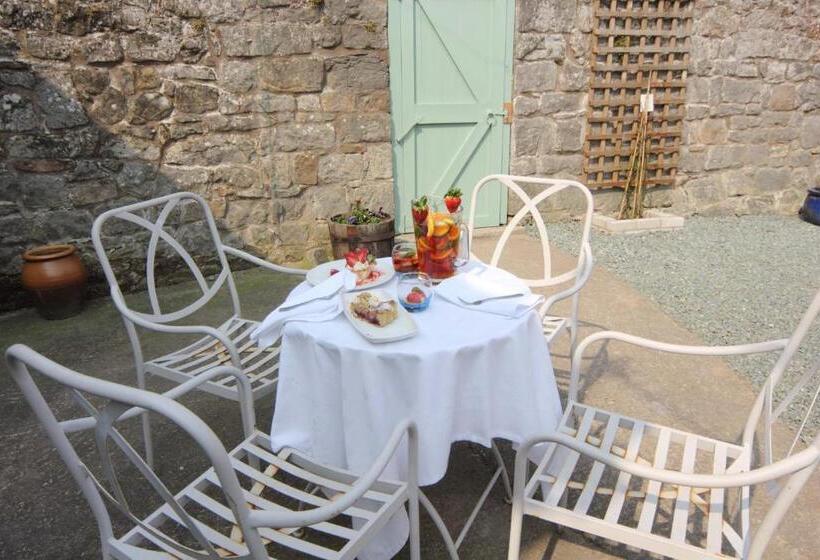 דירת חדר עם טרסה, Sweeney Hall