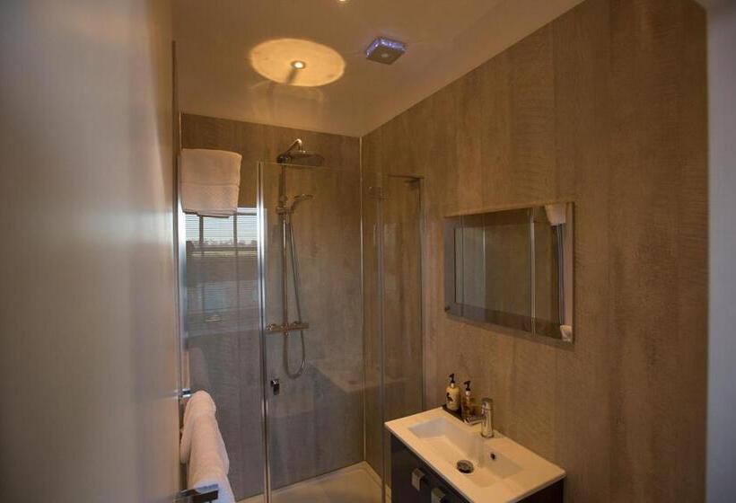 חדר סטנדרט נוף לפארק, Sweeney Hall