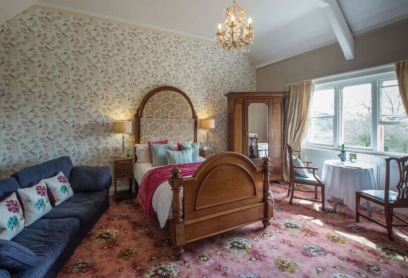 סוויטה משפחתית, Sweeney Hall