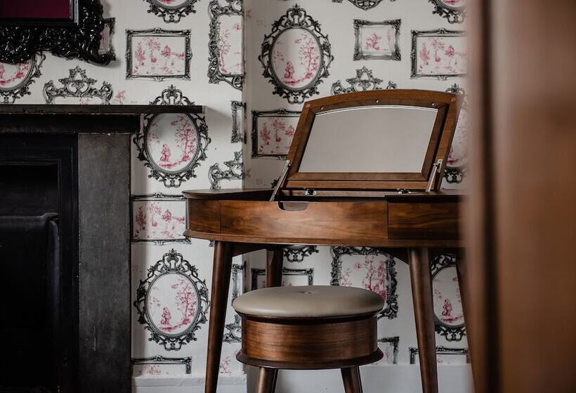 חדר סטנדרט נוף לגינה, Sweeney Hall