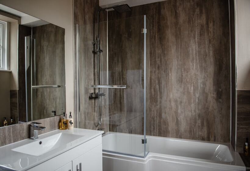 חדר סטנדרט נוף לפארק, Sweeney Hall