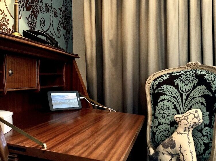 اتاق راحتی, Townhouse Boutique