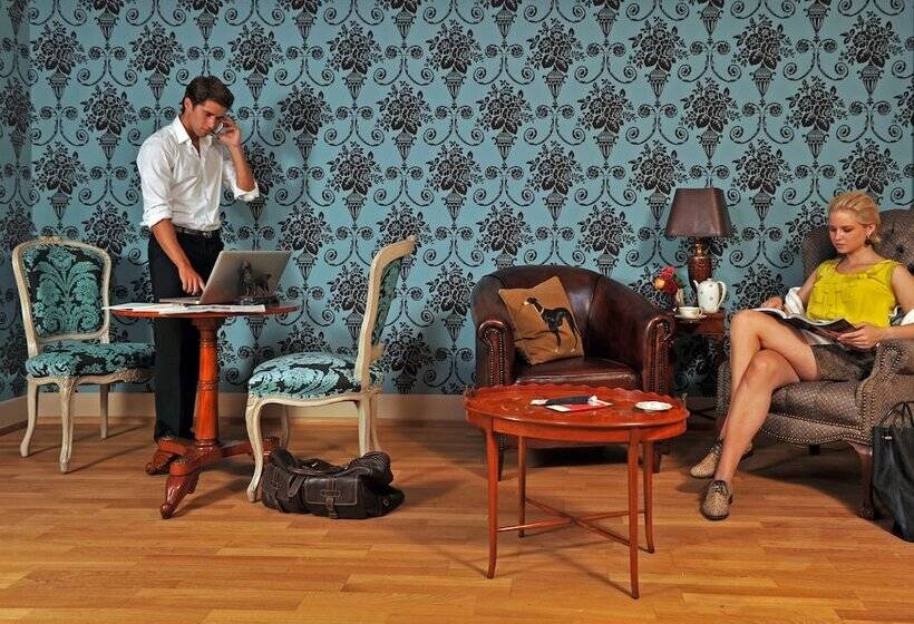 سوییت جونیور, Townhouse Boutique