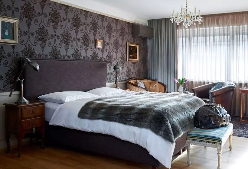 سوییت جونیور, Townhouse Boutique