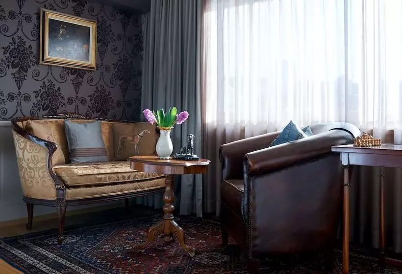 سوییت جونیور, Townhouse Boutique