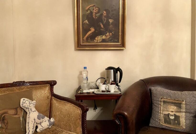 سوییت جونیور, Townhouse Boutique