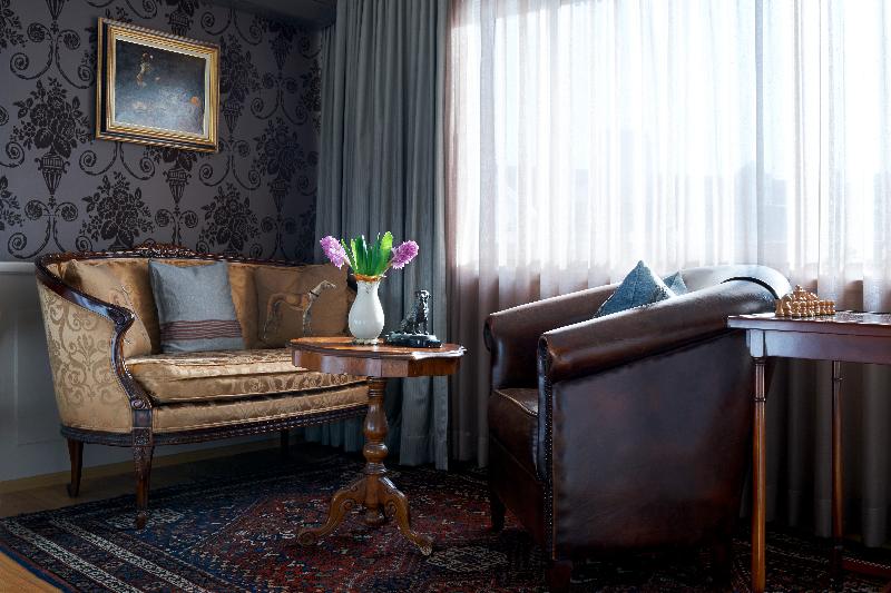 سوییت جونیور, Townhouse Boutique