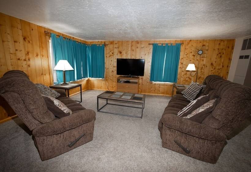 جناح عائلي, Austin S Chuckwagon Motel