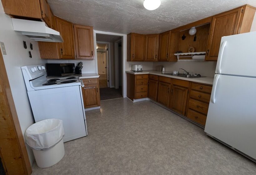 جناح عائلي, Austin S Chuckwagon Motel