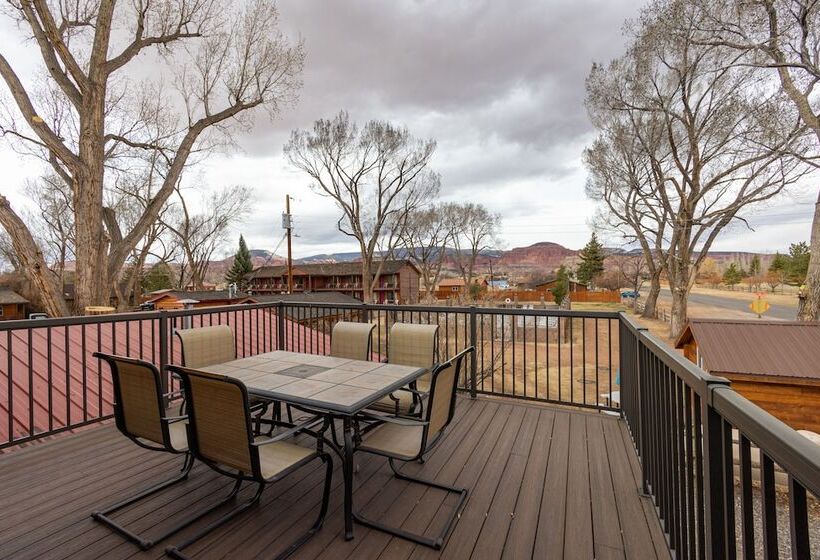 جناح عائلي, Austin S Chuckwagon Motel