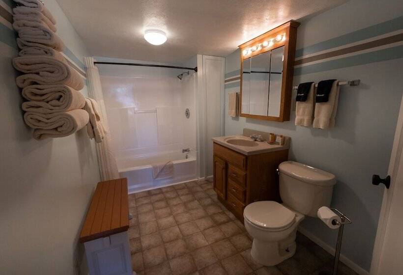 جناح عائلي, Austin S Chuckwagon Motel