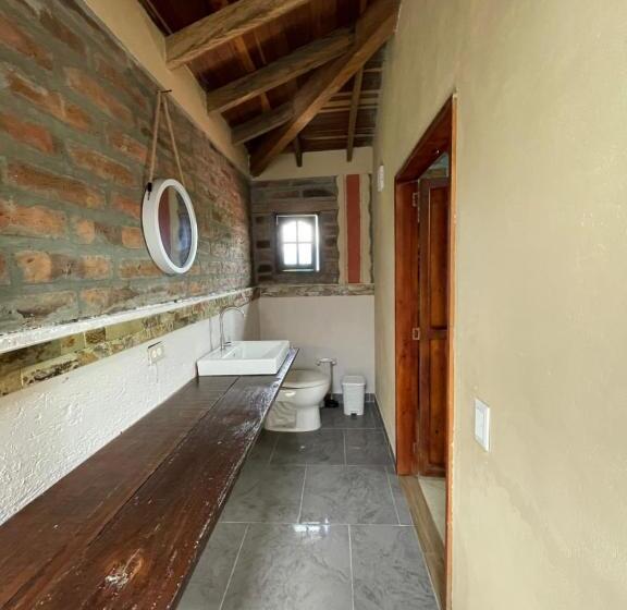 מיטת קינג בסוויטה, Finca Hotel Tierra Verde