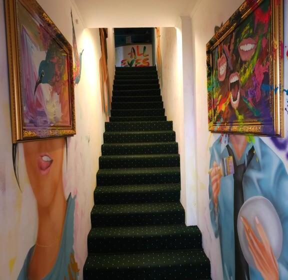 اتاق استاندارد, All Eyes Hostel