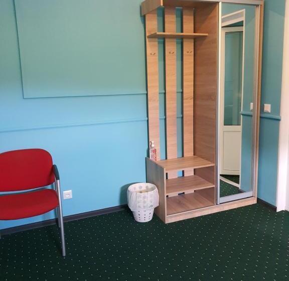 اتاق استاندارد, All Eyes Hostel